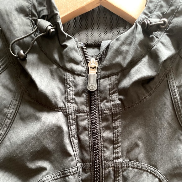 Black lululemon jacket, size 4 - Picture 1 of 4